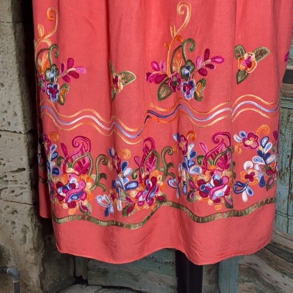 NWOT
beautiful skirt with hand-embroidered flowers - Picture 5 of 9